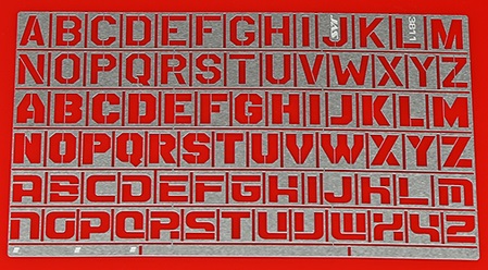 3811  инструменты для работы с краской  Трафарет латинский алфавит. 78 символов. I