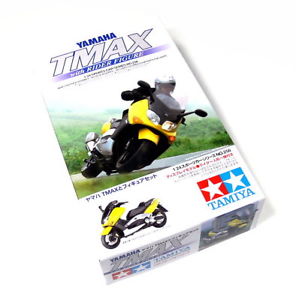 24256  автомобили и мотоциклы  Yamaha TMAX with Rider Figure  (scooter)  (1:24)