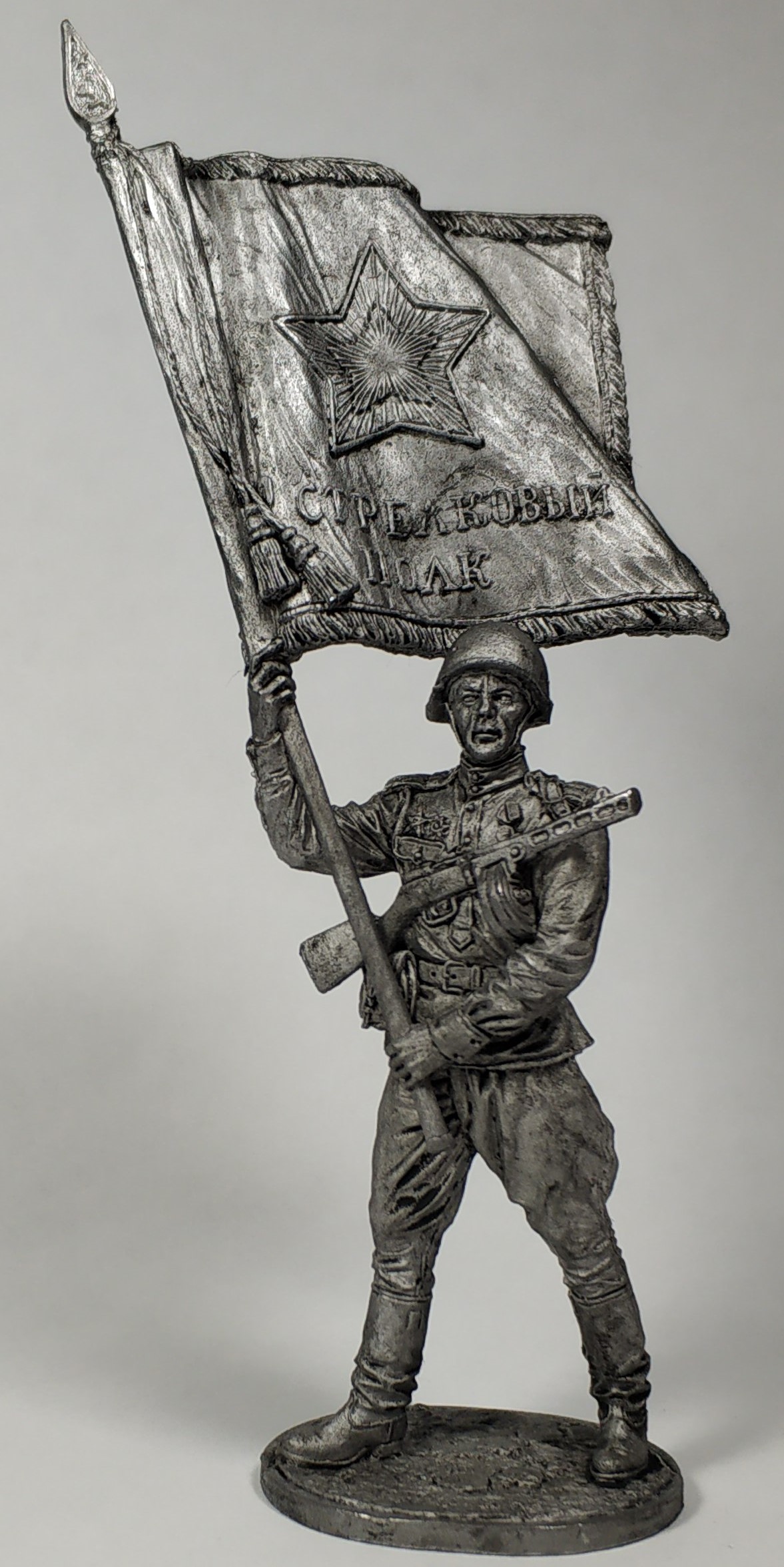 WW2-45  миниатюра  Старшина Красной армии с полковым знаменем1943-45 гг.  СССР